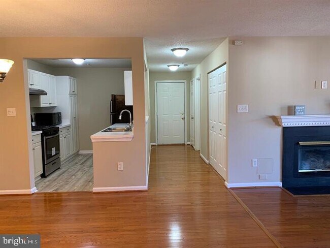 Building Photo - 10010 Vanderbilt Cir