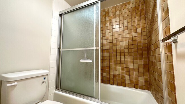 Building Photo - SPACIOUS 2 BED/2 BATH/1 PRKG & WASHER/DRYE...