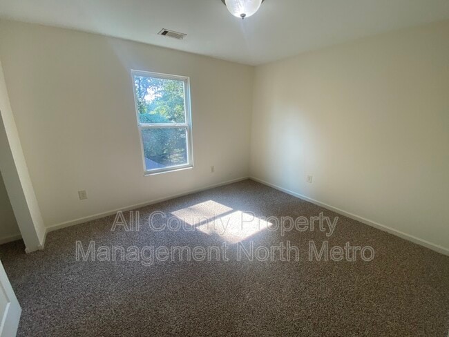 Building Photo - 1597 Shire Village Dr
