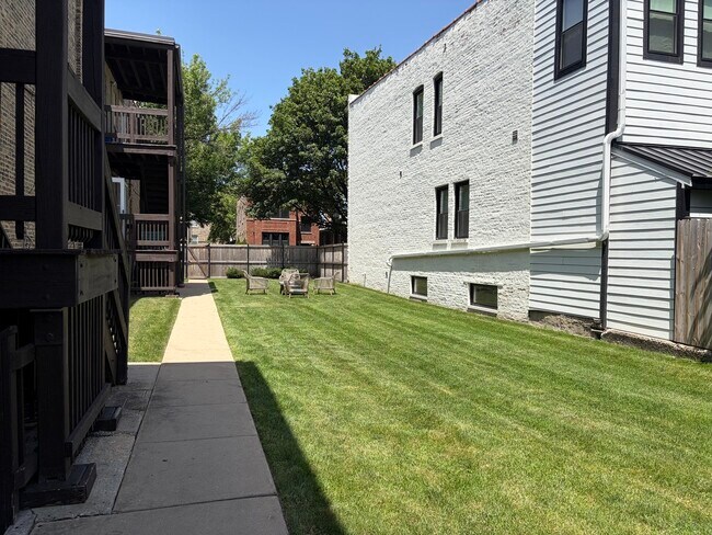 Building Photo - 5325 N Damen Ave