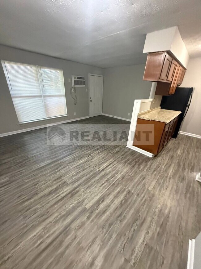 Building Photo - 2021 Cambridge Dr