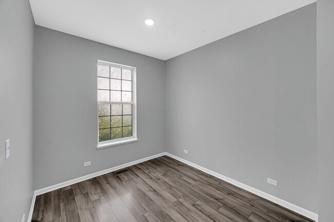 Building Photo - 1537 Kraft Ave