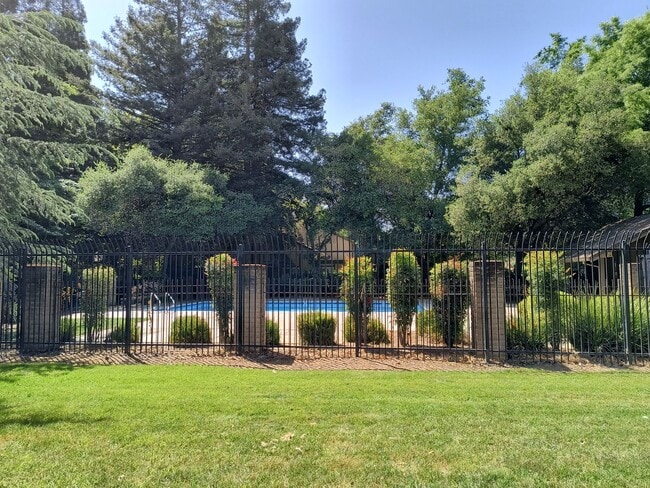 Building Photo - Newley Updated 4 bedroom, 2.5 bathroom Townhome in Citrus Heights!!!