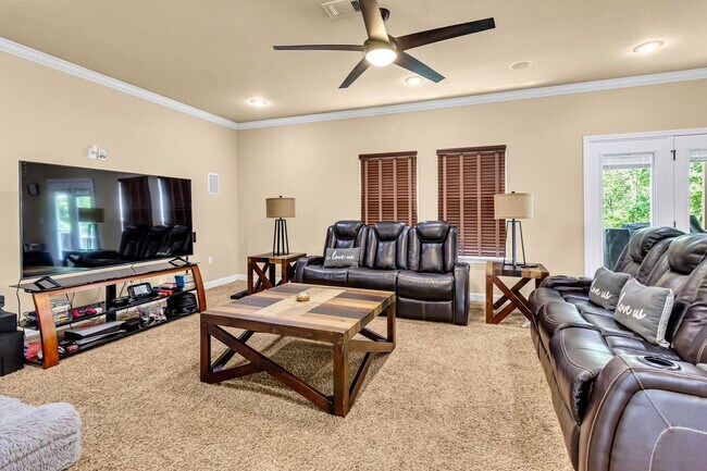 Building Photo - 5 Bedrooms in Crestview!!