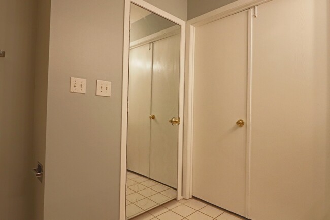 Building Photo - 1520 Commodore Ln