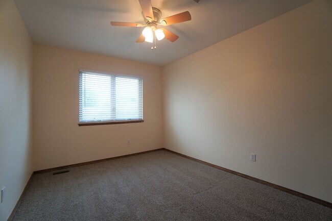 Building Photo - 4244 Round Hill Dr