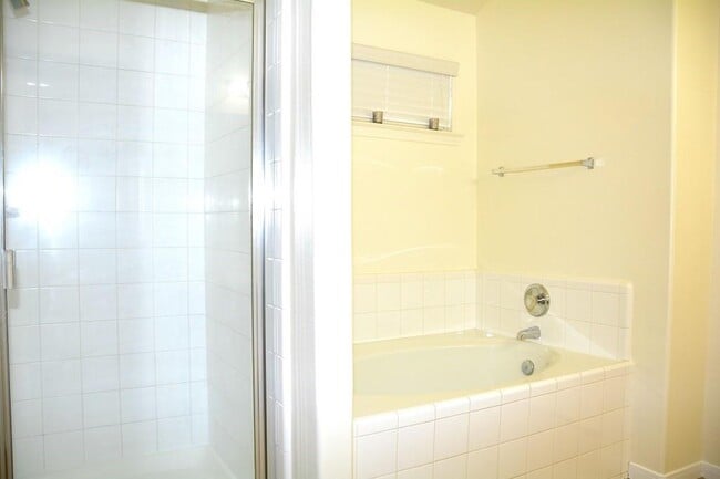 Building Photo - 8047 High Hollow Ln