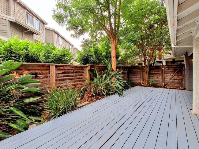 Building Photo - Refurbished Condo on 1st Floor With Laundry, Patio, Garage; Next to Pool!