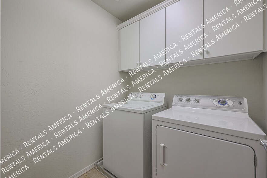 Building Photo - 2205 W Le Marche Ave
