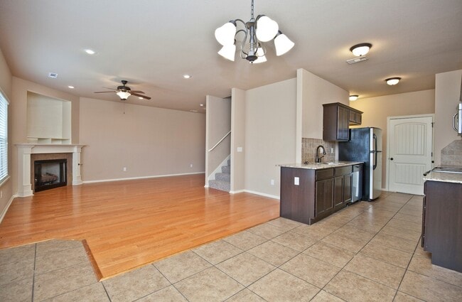 Building Photo - ***901 Oakwood Lane***