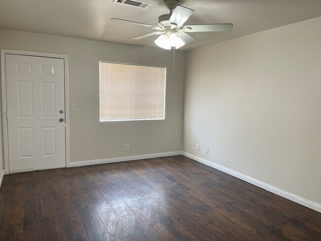 Building Photo - READY NOW! 3+2 with garage and large fenced backyard