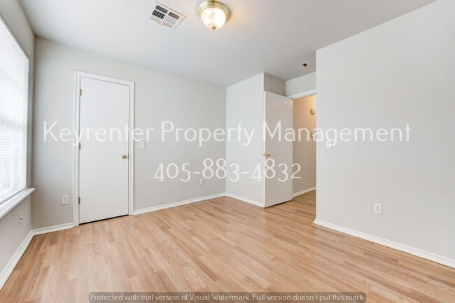 Building Photo - Cute 3BD/2BTH Duplex in Central East Norman!