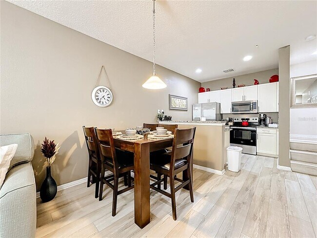 Building Photo - 8986 Shine Dr