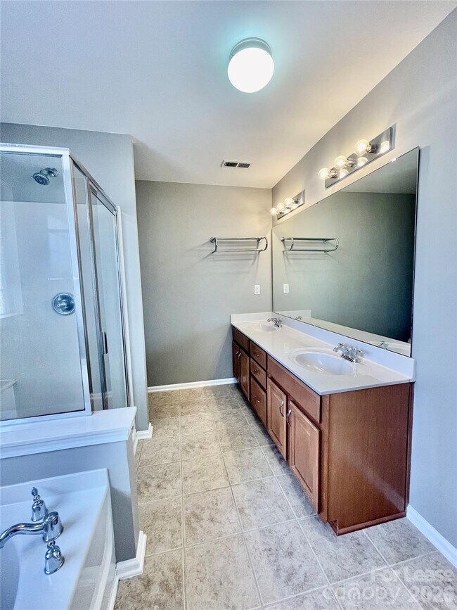 Building Photo - 13722 Delstone Dr