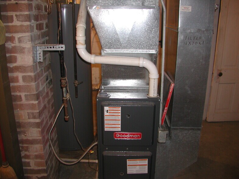 Building Photo - 241 E Ronning Ave