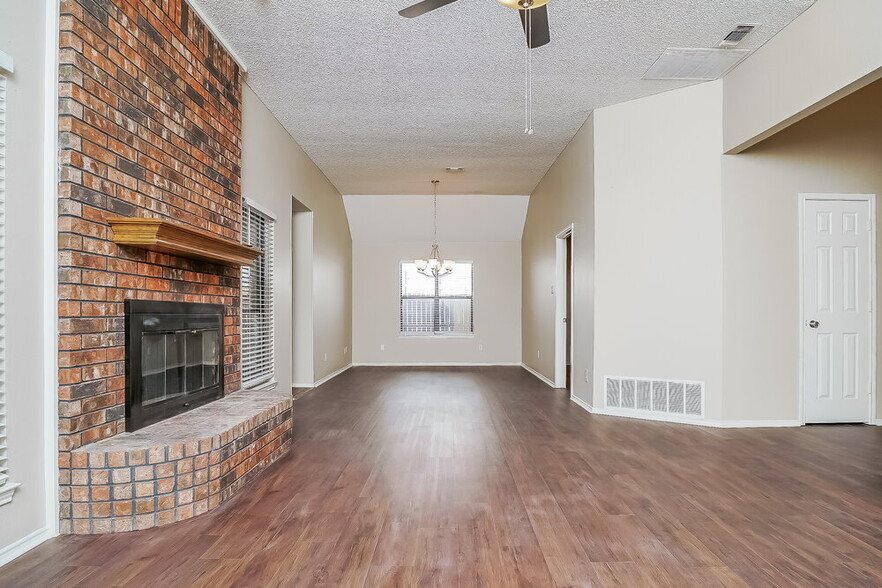 Building Photo - 812 Ironsides Ln