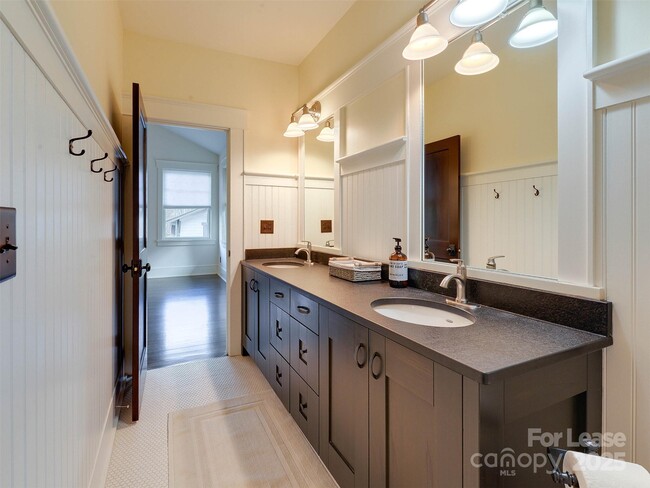 Building Photo - 1413 Devon Dr