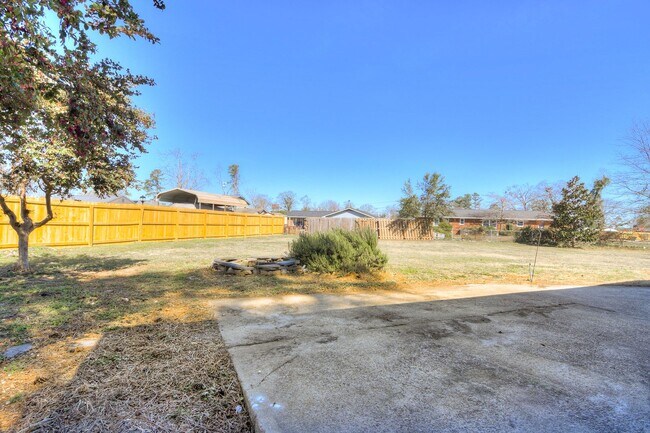 Building Photo - Charming 3-Bedroom, 2-Bath Home on a Corner Lot with Spacious Backyard