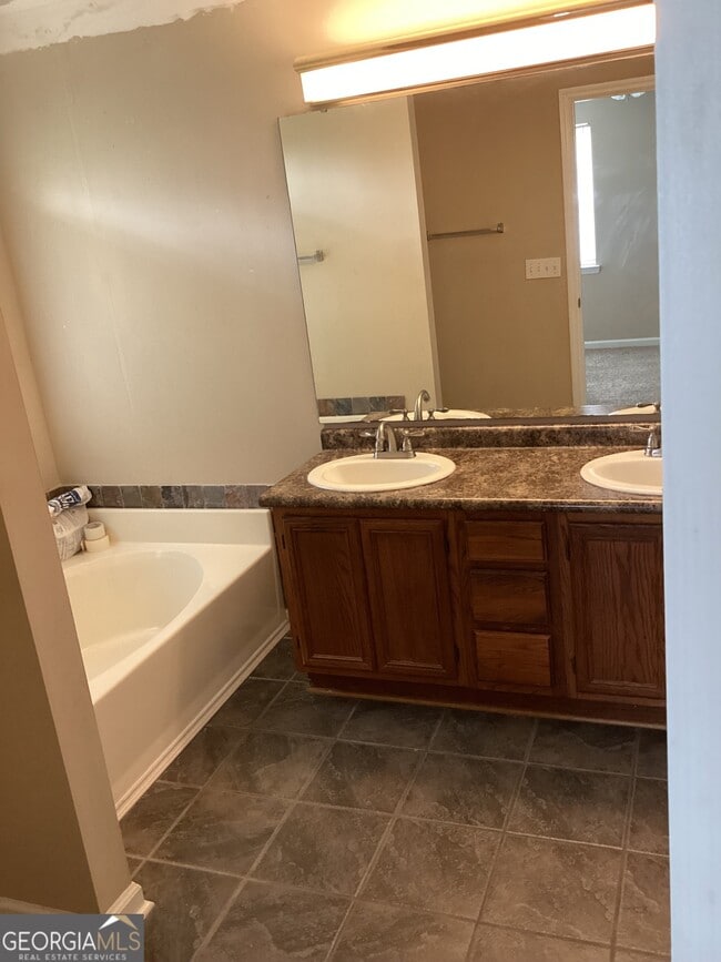 Building Photo - 209 Hallowes Dr