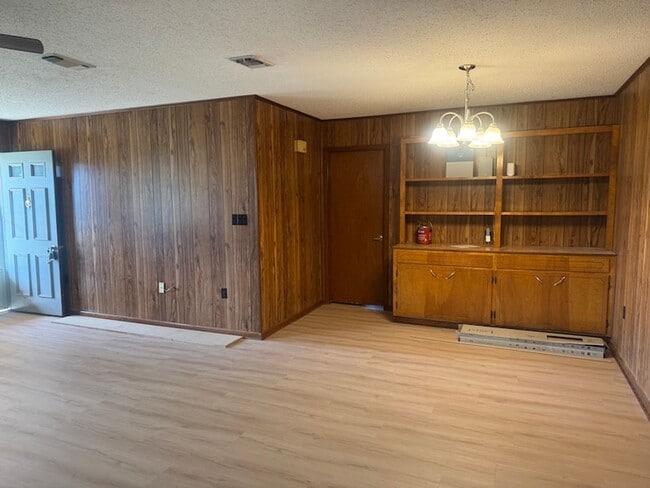 Building Photo - Middle of Town