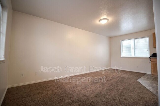 Building Photo - 3560 Deloy Dr