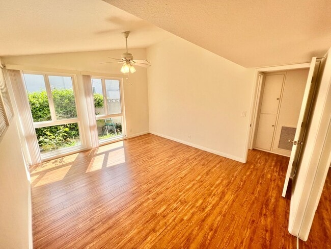 Building Photo - Spacious 3BR Single-Story Residence | Central Air, Fireplace, Private Backyard Retreat