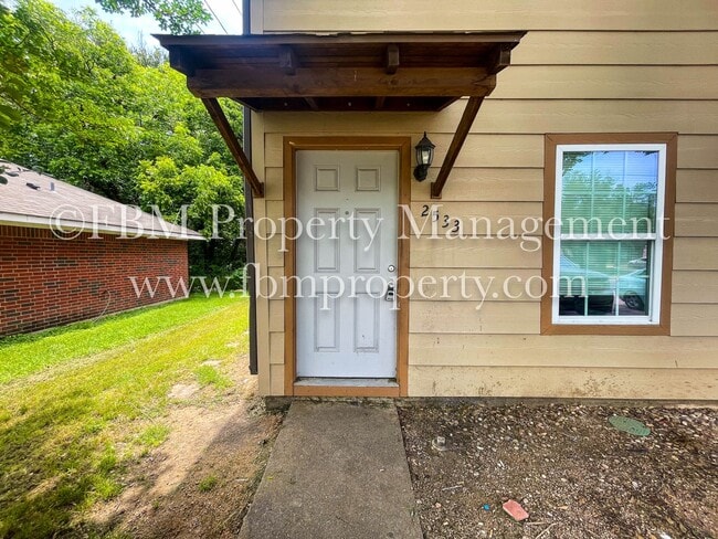 Building Photo - 2541 W Sycamore Ave