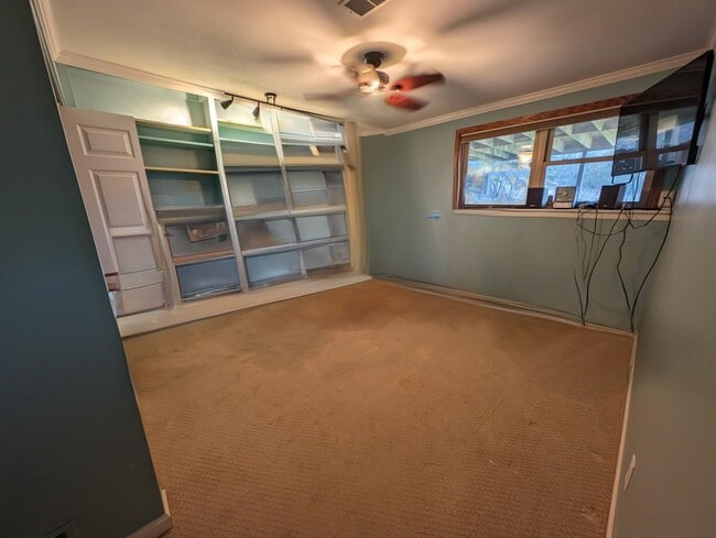 Building Photo - 607 Tamarack Dr W