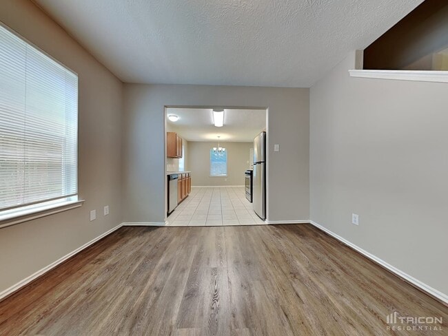 Building Photo - 33107 Cottonwood Bend