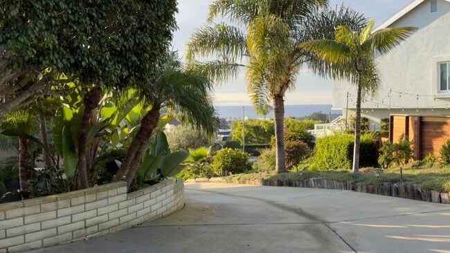 Building Photo - Ocean Views from this remodeled one bedroom!