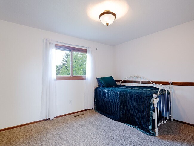 Building Photo - $1000 OFF Move In Special! Spacious 4-Bedr...