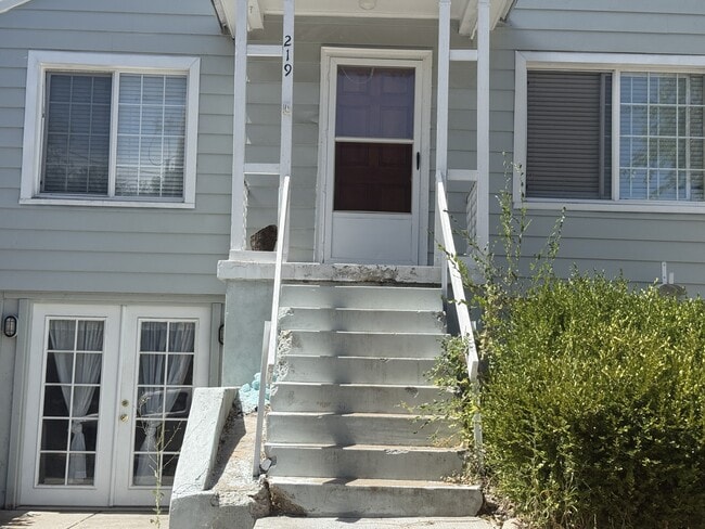 Building Photo - 219 Country Club Dr