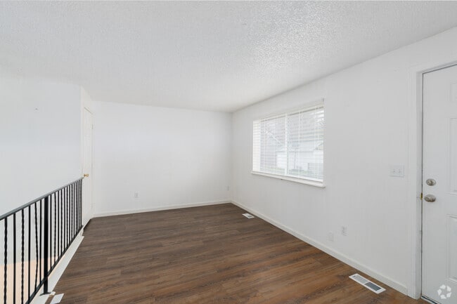 4BR, 1BA - 1,500SF - Living Room - 617 E Lacrosse Ave