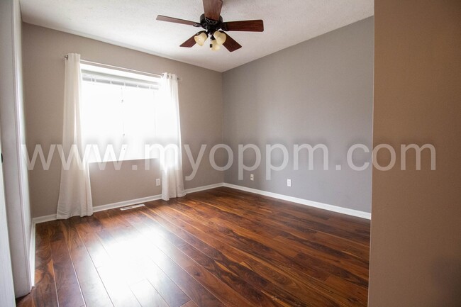Building Photo - Must See! Well maintained 3 Bedrooms 2.5 B...