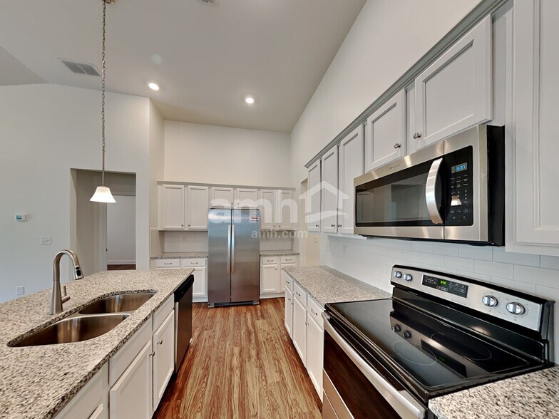 Building Photo - 5215 Smithbriar Dr