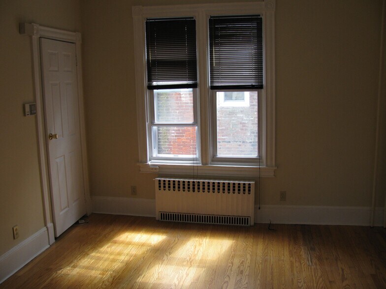 Building Photo - 6615 N 7th St