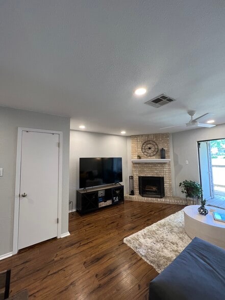 Working Fireplace - 3801 Menchaca Rd