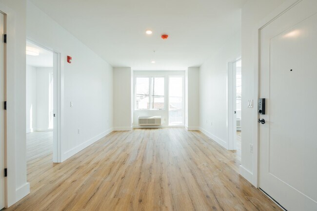 Building Photo - 67 Summer Ave