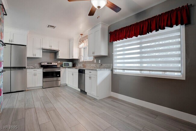 Building Photo - 908 Bonita Ave