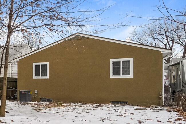 Building Photo - 2832 Azelda St