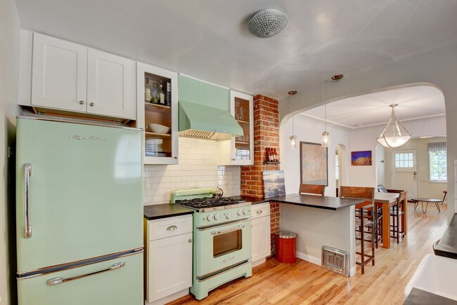 Building Photo - Gorgeous duplex near Cherry Creek!