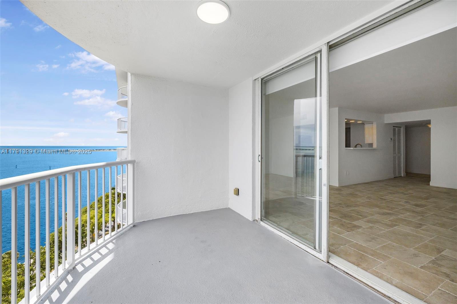 Building Photo - 1420 Brickell Bay Dr