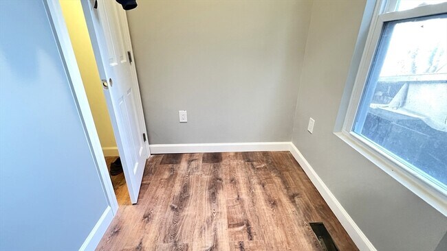 Building Photo - 31 Ridgeway St