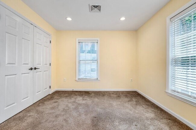 Building Photo - 18 Grant Rd