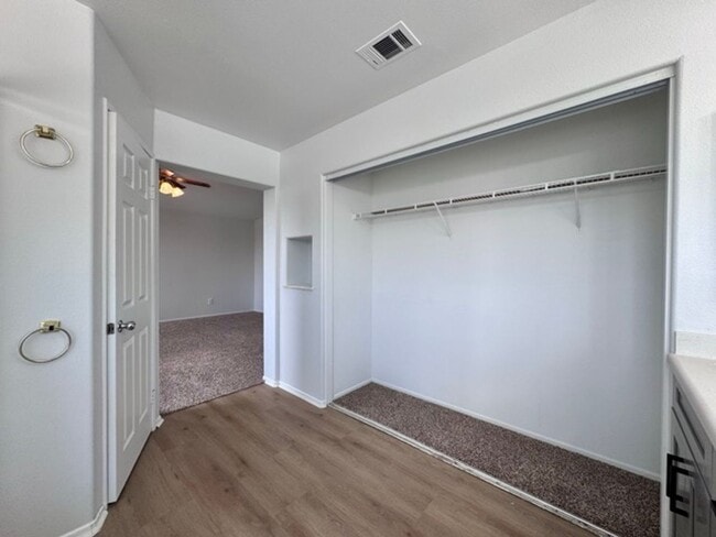 Building Photo - Spacious 4 Bedroom Home with a loft AND bo...