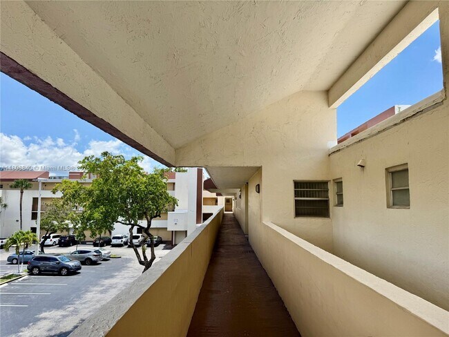 Building Photo - 8810 Fontainebleau Blvd