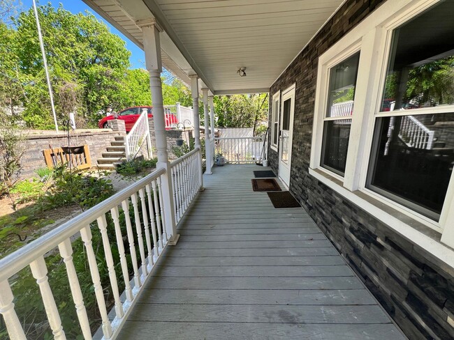 Building Photo - Terrific 3 Bed/1 Bath Colonial in Glen Cove!