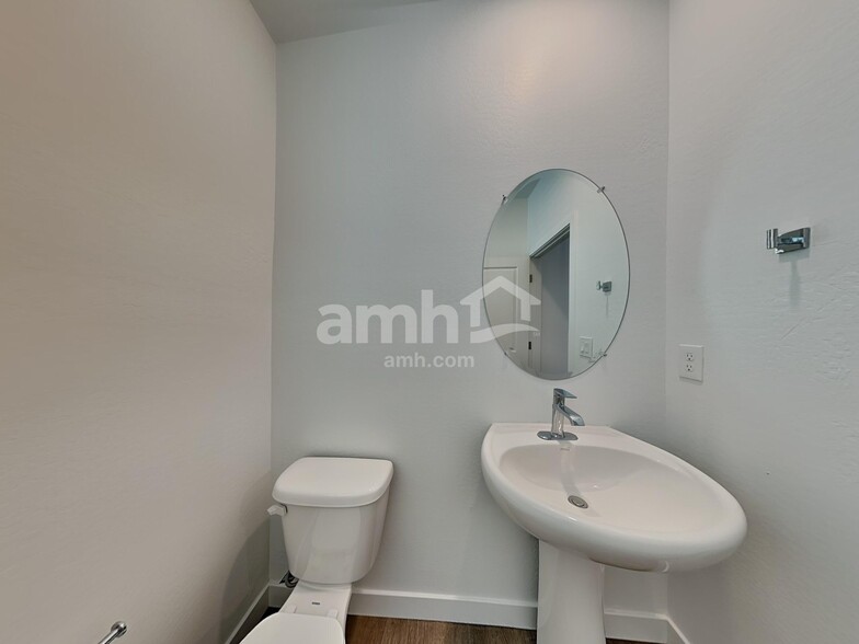 Building Photo - 9739 W Parkway Dr