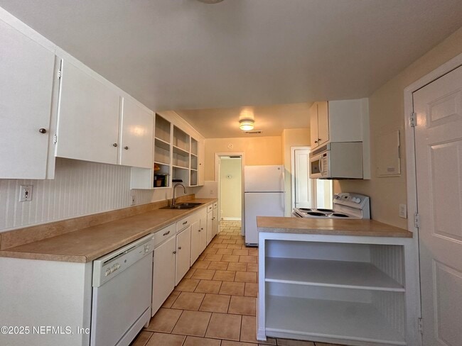 Building Photo - 1761 Lilly Rd E