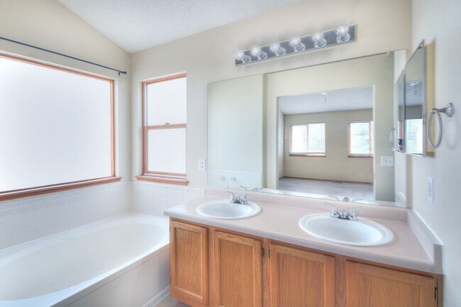 Building Photo - 2540 Lyncrest Dr
